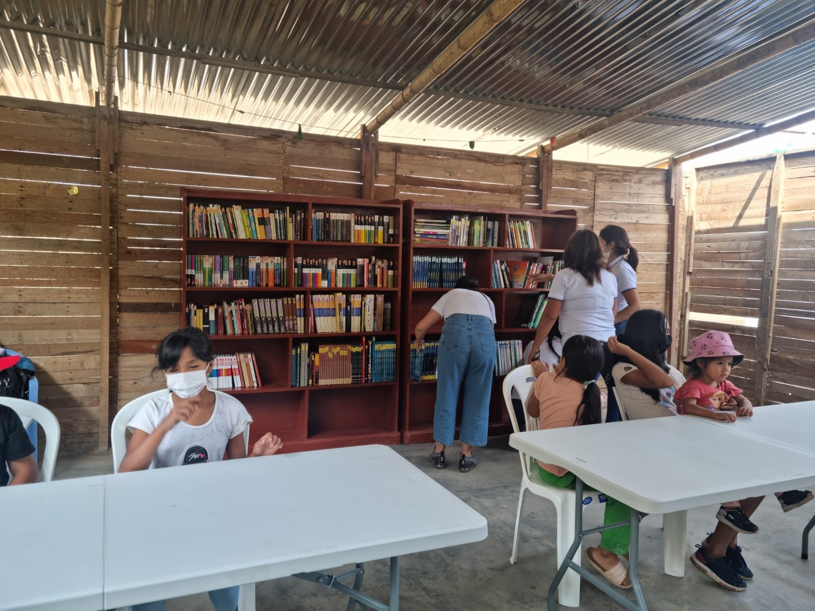 Biblioteca con los libros donados