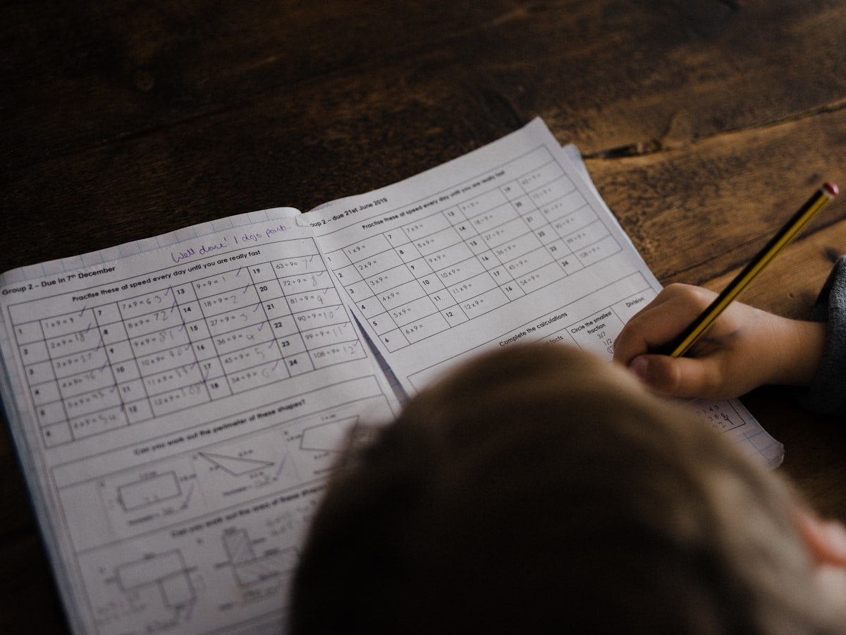 Niño haciendo tareas acompañado por su familia